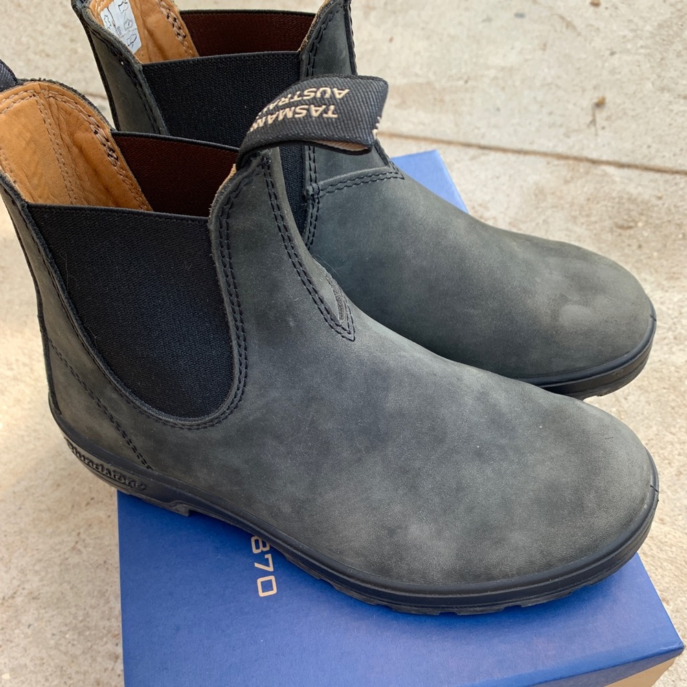 Blundstone Classic Chelsea Boot #587 Size 8 color Rustic Black